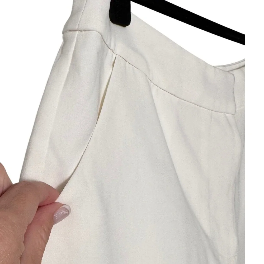 Cinq A Sept Crepe Elaine Ivory Cuffed Shorts‎ Mid Rise Size 6